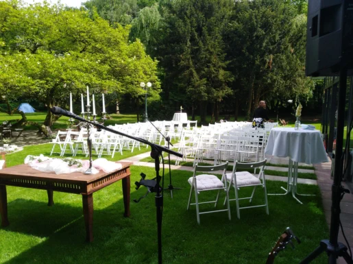 aufbau einer kleinen musikanlage für eine outdoor freie trauung