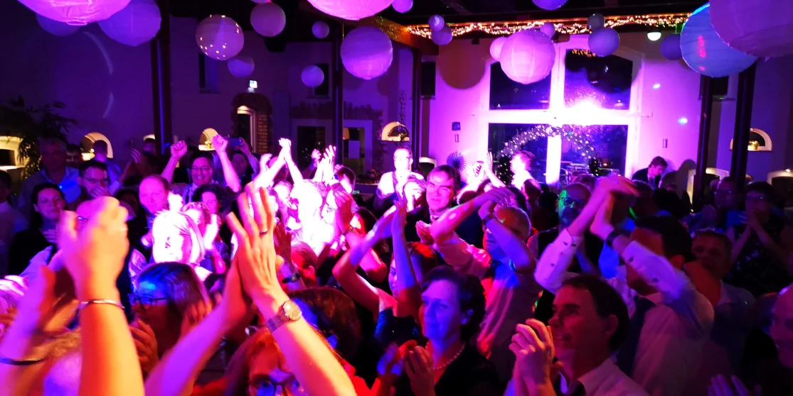 Menschen die von stereojam zum feiern animiert werden und die arme hoch zum klatschen nehmen