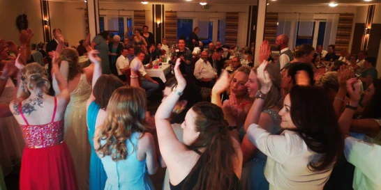 wilder eröffnungstanz auf einer ausgelassenen hochzeitsparty mit livemusik von stereojam