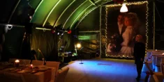 Bühnenaufbau-von-Stereojam-in-einem-Zelt-mit-grüner-beleuchtung