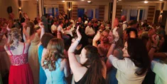 wilder eröffnungstanz auf einer ausgelassenen hochzeitsparty mit livemusik von stereojam