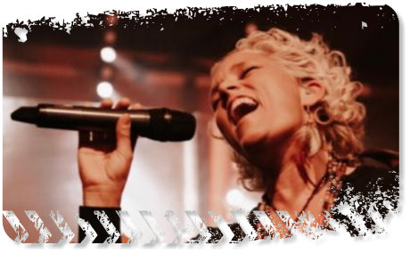 Partyband Sängerin Mel live in Aktion