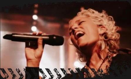 Partyband Sängerin Mel live in Aktion