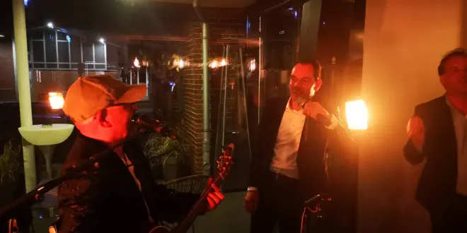 Live Musiker Stereojam und Bräutigam singen gemeinsam 