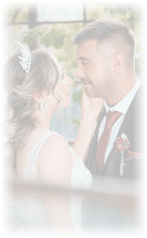 Glückliches Hochzeitspaar nach der Trauung