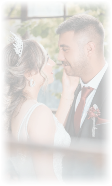 Glückliches Hochzeitspaar nach der Trauung
