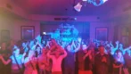 Hier wird in einem großen Saal Weihnachten gefeiert mit jubelnden Menschen und Livemusik von Stereojam