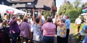 Schwungvoll feiernde Menschen auf einer Gartenparty in Diepholz
