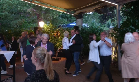 Die Menschen tanzen zu Live-Musik  von Stereojam auf einer Garteparty in Bremen
