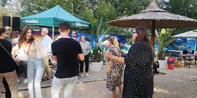 Stereojam unterhält auf einer Firmen Gartenparty die Gäste mit Livemusik