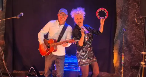 Arme hoch und Stimmung mit Live Musik von Stereojam i n Emden