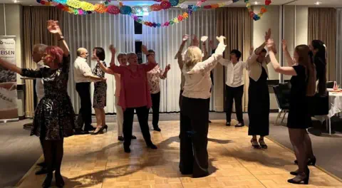 Stereojam Partyband spielt live in Schwerin