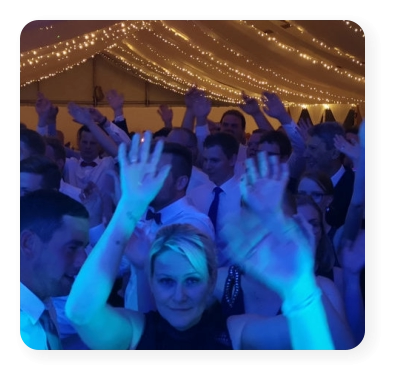 Feiernde Menschen auf einer Silberhochzeitsparty in Bocholt mit Stereojam