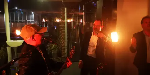 Stereojam singen zusammen mit dem Bräutigam einen Song