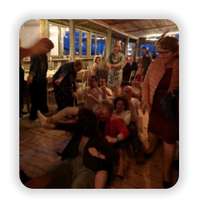 Stereojam Hochzeitsparty mit feiernden  Menschen in der Bar du Mar-Hüde