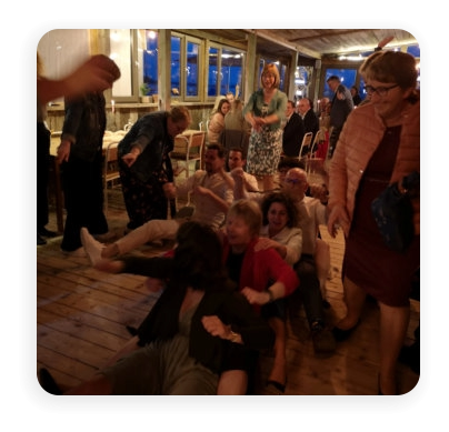 Stereojam Hochzeitsparty mit feiernden  Menschen in der Bar du Mar-Hüde